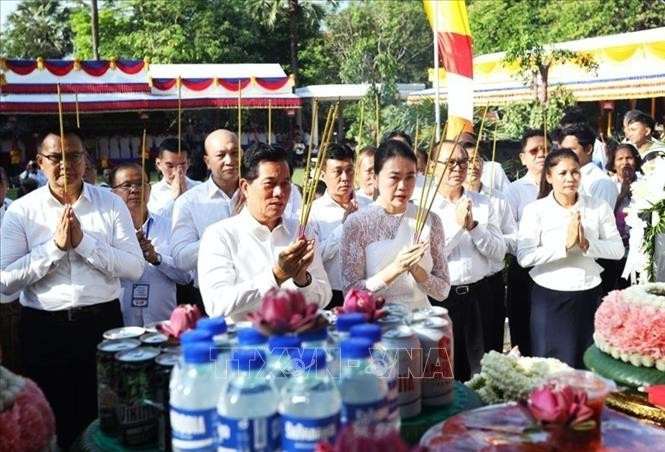 Delegates offer incense at the commemoration. (Photo: VNA)