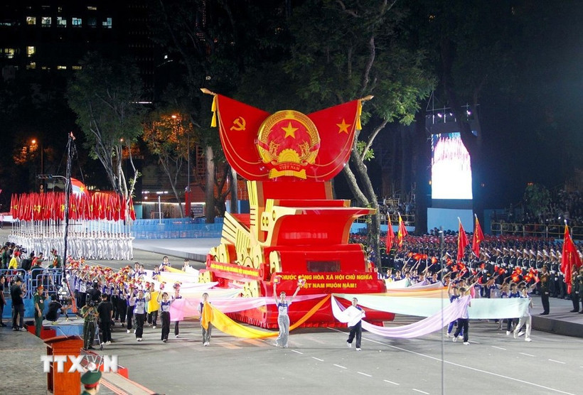 A parade float bearing the national emblem of the Socialist Republic of Vietnam takes part in the second full rehearsal for the upcoming military parade and mass procession celebrating national reunification. (Photo: VNA)