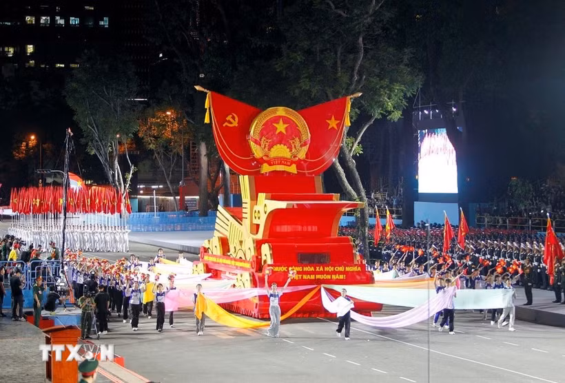 A parade float bearing the national emblem of the Socialist Republic of Vietnam takes part in the second full rehearsal for the upcoming military parade and mass procession celebrating national reunification. (Photo: VNA)