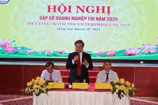 Vice Chairman of the Dong Nai provincial People's Committee Duong Minh Dung replies to FDI enterprises' concerns at the meeting. (Photo: VNA)