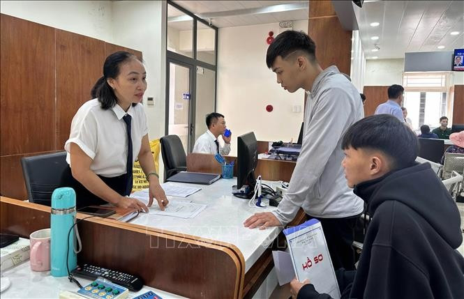 At a public service centre in Tam Ky ward, Da Nang city. (Photo: VNA)