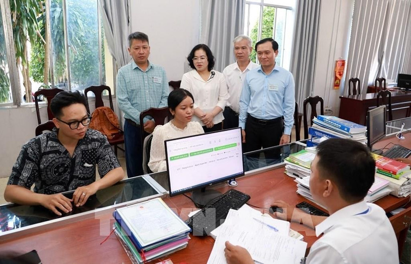 Leaders of the Department of Science and Technology of Dak Lak province inspect the operation of the Public Administration Center in Binh Kien ward. (Photo: VNA)
