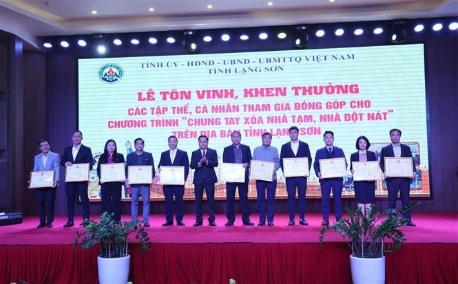 Businesses are honoured for contributing to Lang Son province’s efforts in eliminating temporary and dilapidated houses. (Photo: VNA)