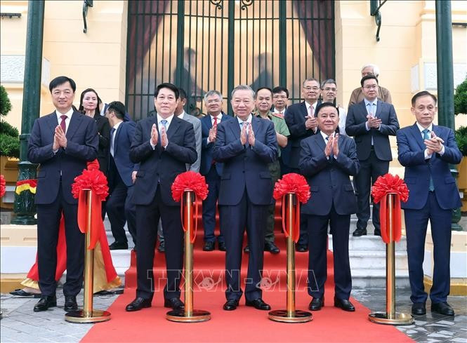 Party General Secretary To Lam (centre), State President Luong Cuong (second from left), and other officials cut the ribbon to inaugurate the building. (Photo: VNA)