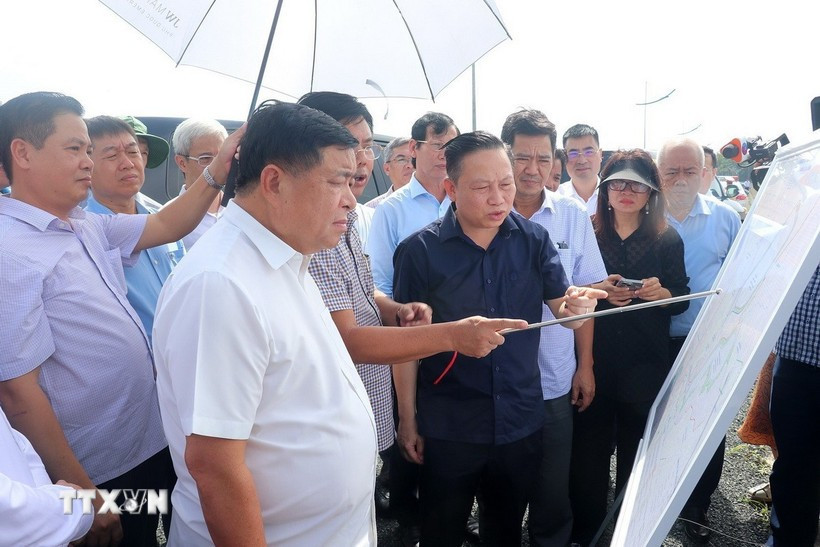 Deputy Prime Minister Nguyen Chi Dung and the working delegation inspect the construction site of Duong Dong 2 reservoir. (Photo: VNA)