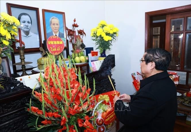 PM Pham Minh Chinh offers incense in tribute to late PM Pham Van Dong. (Photo: VNA)