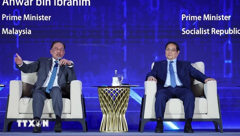 Prime Minister Pham Minh Chinh (R) and Malaysian Prime Minister Anwar Ibrahim participate in a high-level discussion session titled “The Intelligence Grid: Building Bridges Through Sovereign AI Collaboration” in Kuala Lumpur on May 28. (Photo: VNA)