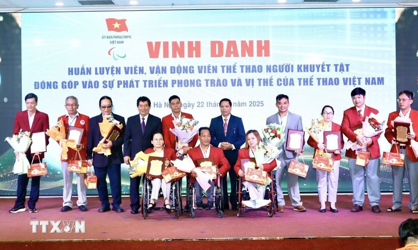 Sports coaches and athletes with disabilities are honoured at the ceremony marking 30th anniversary of the Vietnam Paralympic Committee. (Photo: VNA)