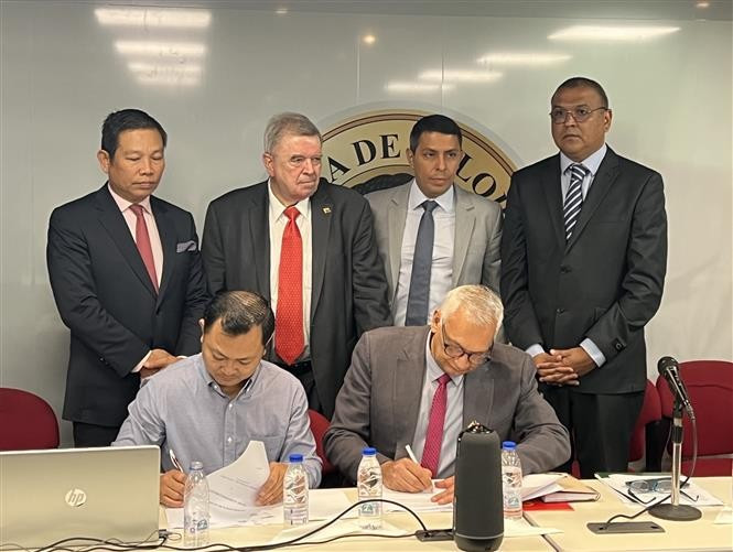 At the signing ceremony of a memorandum of understanding to promote and distribute Vietnamese agricultural machinery in Venezuela and Latin American market (Photo courtesy of the Vietnamese embassy in Venezuela).