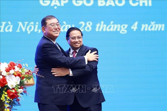 Prime Minister Pham Minh Chinh (R) and his Japanese counterpart Ishiba Shigeru at the joint press briefing in Hanoi on April 28. (Photo: VNA)