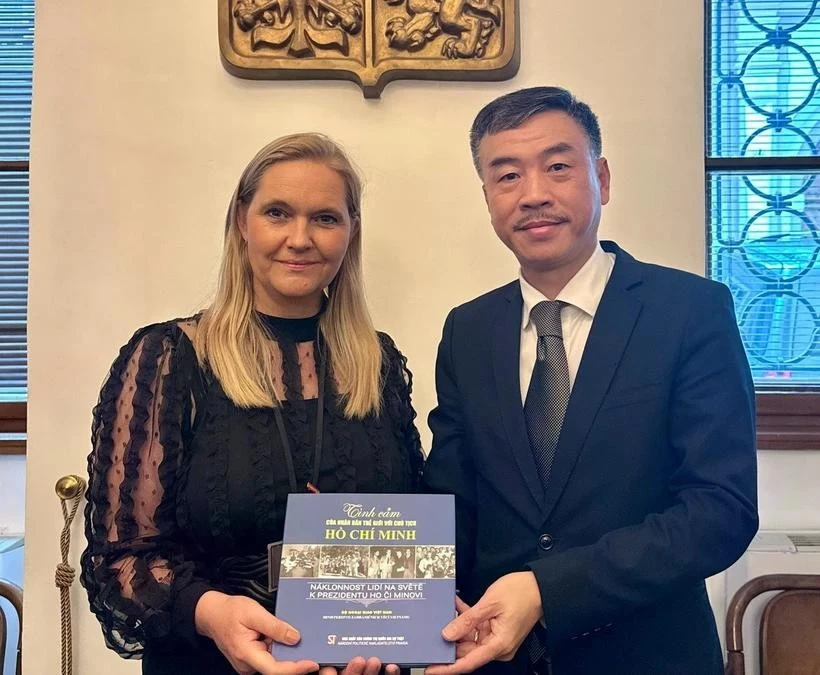 Chairwoman of the Czech Republic - Vietnam Parliamentary Friendship Group Petra Quittova (L) at a meeting with Vietnamese Ambassador to the Czech Republic Duong Hoai Nam. (Photo: VNA)