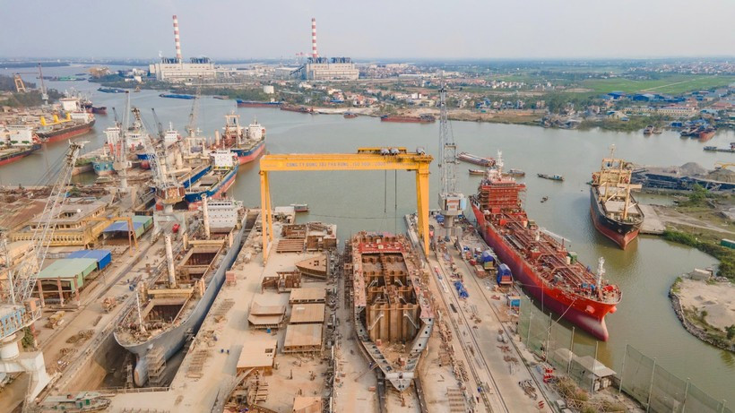 With significant untapped potential in the shipbuilding market, Vietnam must soon introduce mechanisms and policies to support shipbuilders in securing more orders. (Photo: VietnamPlus)