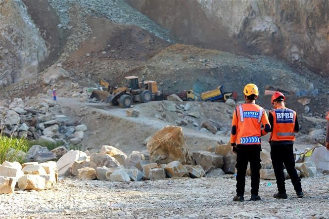 This photo taken on May 31 shows the site of a quarry collapse in Cirebon, West Java, Indonesia. (Photo: XINHUA/VNA)