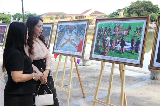 Visitors at the exhibition (Photo: VNA)