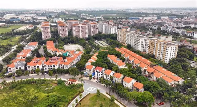 With systematic infrastructure investment, many large-scale urban areas have been established, contributing to changes in the population and economic structure in Gia Lam district (Hanoi). (Photos courtesy of the Coordination Office of the New-Style Rural Development Programme in Hanoi)