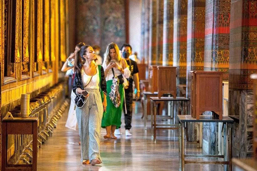 Tourists visit the Wat Pho temple in Bangkok, Thailand. (Photo: XINHUA/VNA)