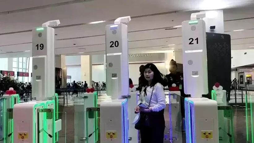 A traveler uses the autogate at Soekarno-Hatta Airport on June 25, 2024. (Photo: jakartaglobe.id)