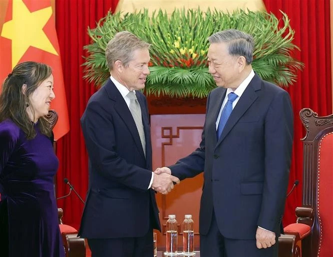 Party General Secretary To Lam (R) receives Founder and Chairman of Berggruen Holdings and Berggruen Institute Nicholas Berggruen (C) and Director of the Weatherhead East Asian Institute at the US’s Columbia University Nguyen Thi Lien Hang. (Photo: VNA)