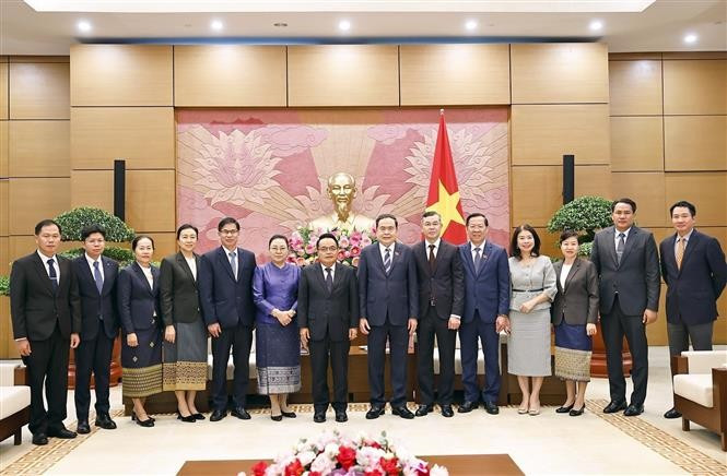 NA Chairman Tran Thanh Man (sixth from left), President of the State Audit Organisation of Laos Viengthavisone Thephachanh (seventh from left), and officials of the two countries at the reception on July 17 (Photo: VNA)