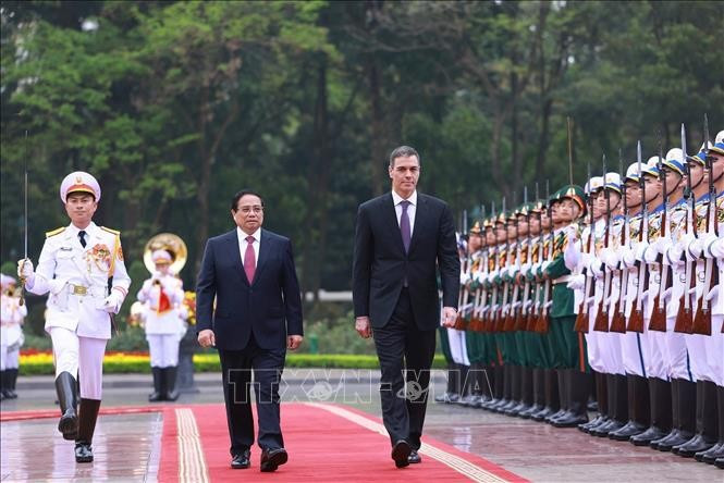 Prime Minister Pham Minh Chinh and Spanish Prime Minister Pedro Sánchez review the guard of honour in Hanoi on April 9 morning. (Photo: VNA)