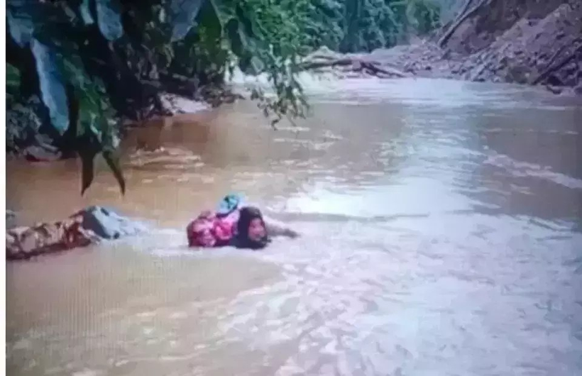 A snapshot of Midwife Dona Lubis braving the strong currents of the Batang Pasaman River to treat a Tuberculosis (TB) patient in Kejorongan Sinuangon, Nagari (village) Cubadak Barat, Dua Koto Subdistrict, Pasaman Regency, on August 3, 2025. (Photo: Antara)