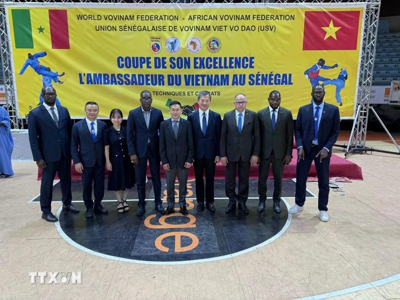 Vietnamese Ambassador to Algeria and Senegal Tran Quoc Khanh (centre) in a group photo at a recent annual Ambassador's Vovinam Cup held in Senegal. (Photo: VNA)
