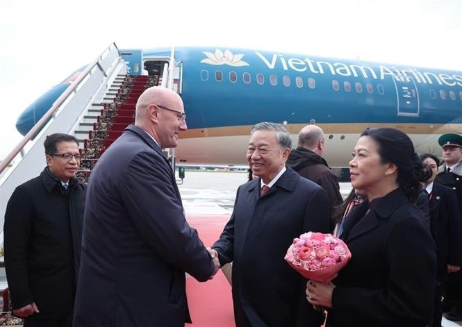 Russian Deputy PM Dmitry Chernyshenko (L) bids farewell to Party General Secretary To Lam and his spouse. (Photo: VNA)