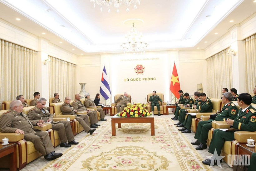 General Nguyen Tan Cuong, Chief of the General Staff of the Vietnam People’s Army (VPA), and Deputy Minister of National Defence (R) meets with Senior Lieutenant General Álvaro López Miera, Minister of Revolutionary Armed Forces of Cuba in Hanoi on September 3, 2025. (Photo: VNA)
