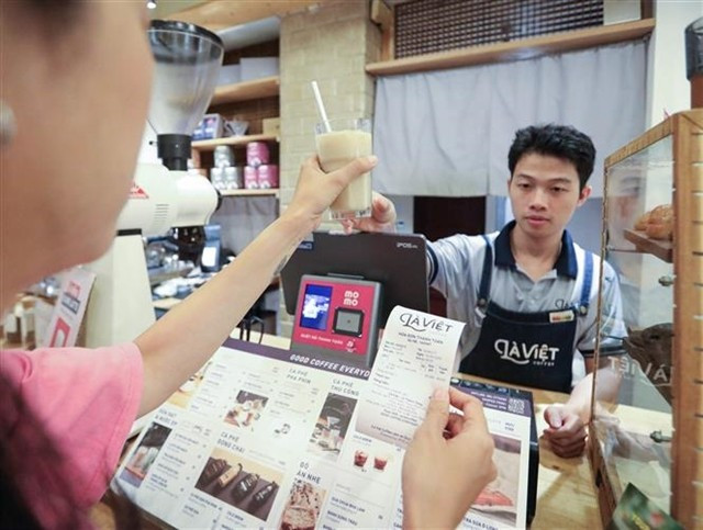A shop issues e-invoices generated directly from its point-of-sale system. (Photo: VNA)
