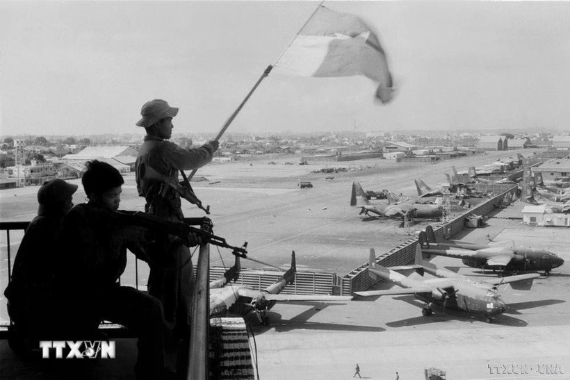 The flag of the Liberation Army flies at Tan Son Nhat Airport on April 30, 1975. (Photo: VNA)