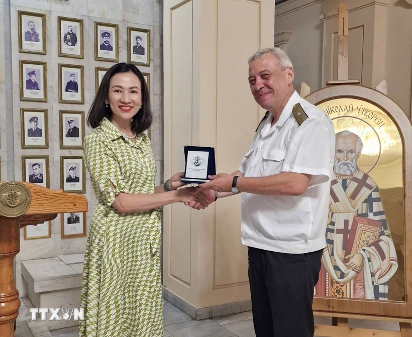 Vietnamese Ambassador to Bulgaria Nguyen Thi Minh Nguyet and Director of the Nikola Vaptsarov Naval Academy Rear Admiral Kalin Kalinov. (Photo: VNA)