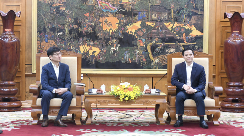Chairman of the Bac Ninh provincial People’s Committee Vuong Quoc Tuan (right) and CEO of Samsung Vietnam Na Ki Hong (Photo: VNA)