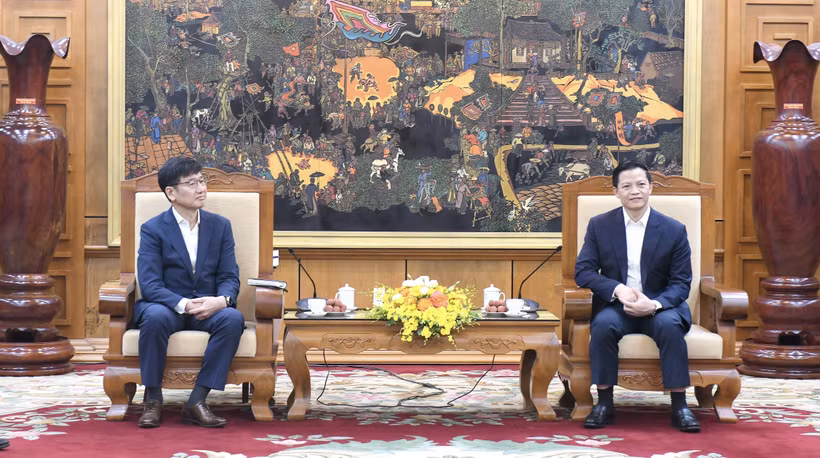 Chairman of the Bac Ninh provincial People’s Committee Vuong Quoc Tuan (right) and CEO of Samsung Vietnam Na Ki Hong (Photo: VNA)