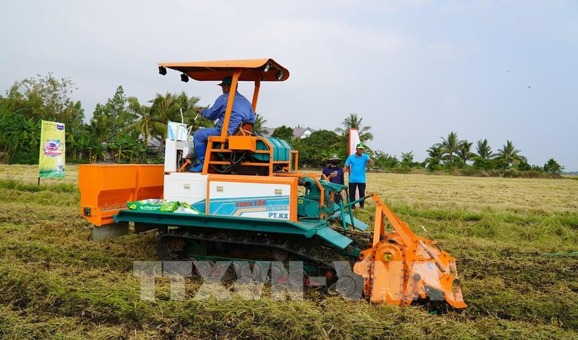 A machine that can spread fertiliser, handle straw and stubble, and plow. (Photo: VNA)