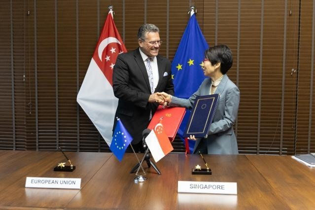 The Digital Trade Agreement is signed by Singaporean Minister-in-charge of Trade Relations Grace Fu and EU Commissioner for Trade and Economic Security Maroš Šefčovič. (Photo: ec.europa.eu)