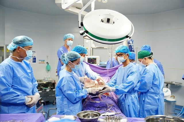 Doctors at Quang Ninh Provincial General Hospital during the organ transplant surgery. (Photo: VNA)