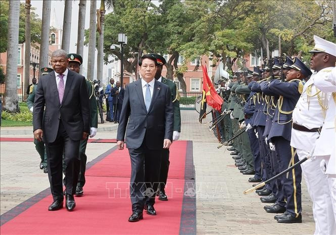 Angolan President João Manuel Gonçalves Lourenço (L) and Vietnamese State President Luong Cuong inspect the guards of honour. (Photo: VNA) 