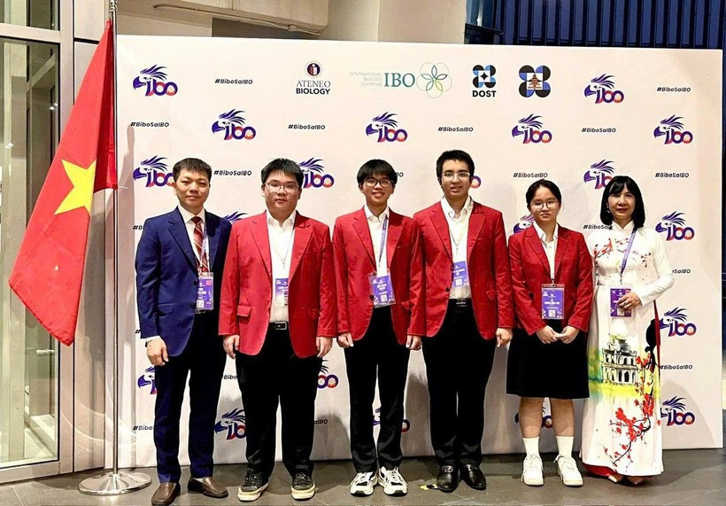 The Vietnamese delegation at the International Biology Olympiad 2025 (from left to right): Associate Professor Dr. Dinh Doan Long, team leader; students Nguyen Luong Thai Duy, Nguyen Huu Thanh, Bui Hoang Dai Duong, Le Hoang Kieu Anh; Associate Professor Dr. Le Thi Phuong Hoa, deputy team leader. (Photo: Ministry of Education and Training)