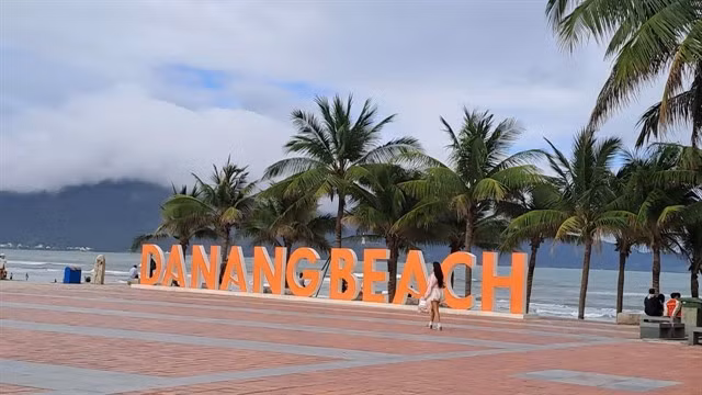 The beach in Da Nang is an attractive destination for tourists from all over the world, and locals. (Photo: VNA)