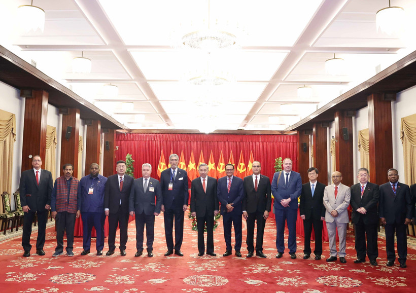 Party General Secretary To Lam (seventh, left) and leaders and representatives of political parties from various countries at the reception (Photo: VNA)