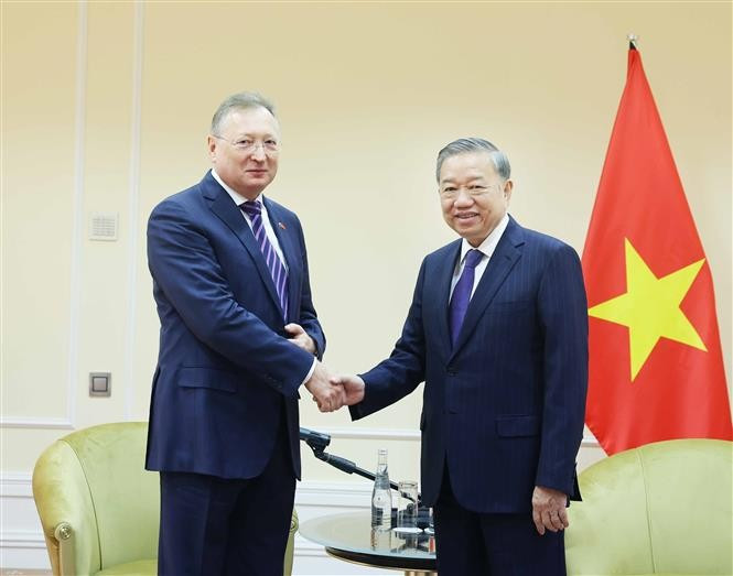 Party General Secretary To Lam (R) and General Director Kudryashov Sergei Ivanovich of Russian oil and gas company Zarubezhneft at their meeting in Moscow on May 11 (local time). (Photo: VNA)