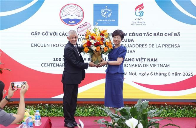 A representative of Prensa Latina News Agency in Vietnam presents flowers to General Director of the Vietnam News Agency Vu Viet Trang to congratulate the agency on the occasion of the 100th anniversary of Vietnamese Revolutionary Press Day. (Photo: VNA)