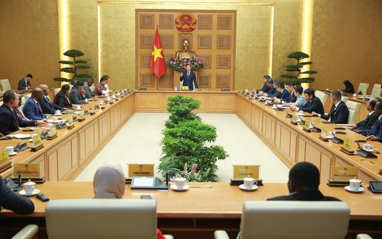 The meeting between Deputy Prime Minister Tran Hong Ha and the delegation of international agriculture ministers and senior officials on July 15 (Photo: VNA)