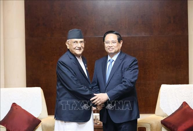 Vietnamese Prime Minister Pham Minh Chinh (R) and his Nepalese counterpart Khadga Prasad Sharma Oli at their meeting in Tianjin on August 31. (Photo: VNA)