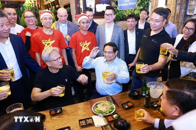 PM Pham Minh Chinh and CEO of NVIDIA Jensen Huang enjoy Hanoi street food on December 5, 2024. (Photo: VNA)