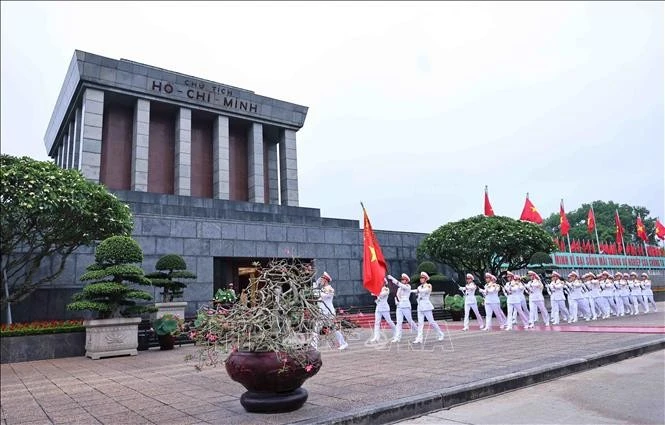 Soldiers march in a flag raising ceremony in front of the Ho Chi Minh Mausoleum in Hanoi on the morning of May 19, 2025. (Photo: VNA)
