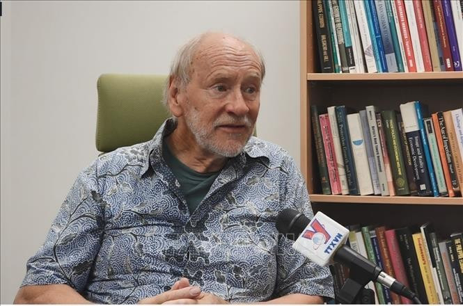 Prof. Hal Hill from the Crawford School of Public Policy at the Australian National University (ANU) in an interview with the Vietnam News Agency (VNA)'s resident reporter in Sydney. (Photo: VNA)