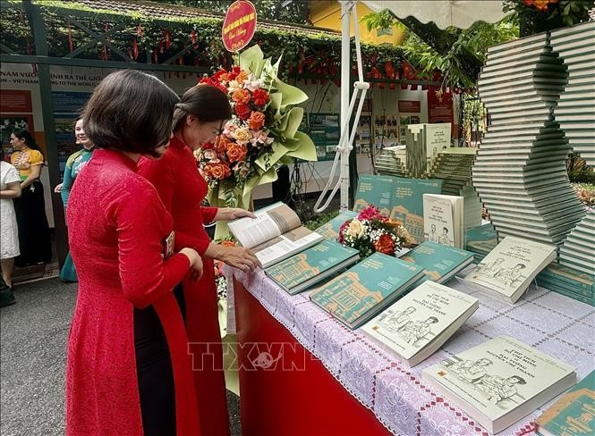 At the launch of the books titled “President Ho Chi Minh and General Nguyen Chi Thanh” and “Phu toan quyen Dong Duong xua va Phu Chu tich ngay nay” (The former Indochinese Governor-General’s Palace and Today’s Presidential Palace). (Photo: VNA)