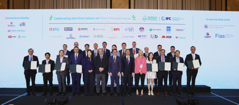 Executives of Vietnamese banks pose for a photo with the founding members of the Alliance for Green Commercial Banks. (Photo: VNA)