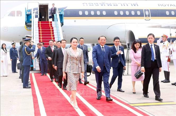 Prime Minister of Thailand Paetongtarn Shinawatra arrives in Hanoi on May 15, beginning her two-day official visit to Vietnam. (Photo: VNA)